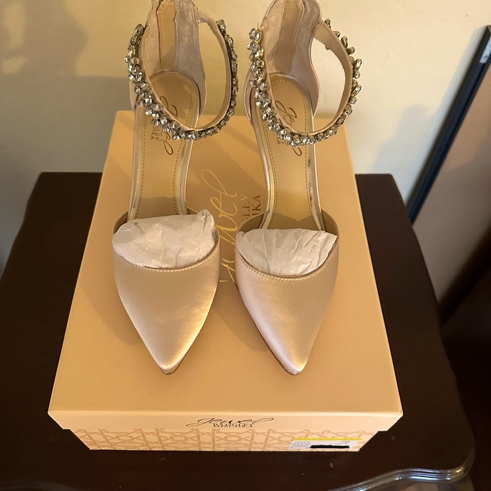 Jewel Badgley Mischka size 6